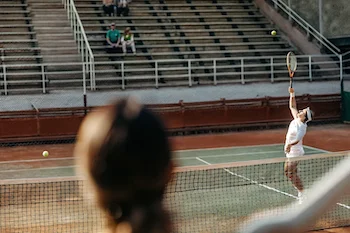 Cancha de tenis iluminada durante competición